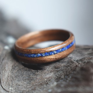 Nhẫn gỗ walnut cẩn đá lapiz lazuli