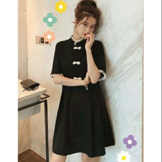 Váy đầm cổ tàu của Linh Chi và Khánh Linh