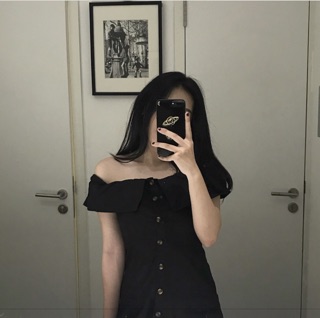 Váy trễ vai khuy to