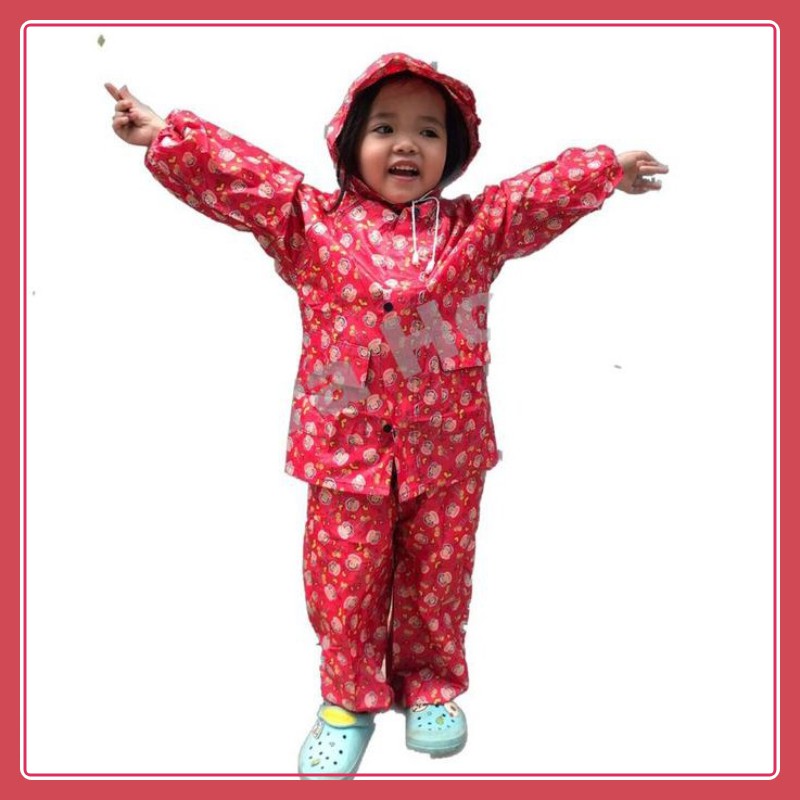 Áo mưa bộ cho trẻ em gọn nhẹ, không gây vướng víu hay khó chịu khi mặc vào, chất liệu nhựa PVC an toàn 7824
