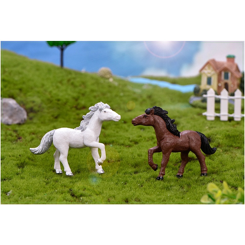 Mô hình ngựa trang trí, ngựa dạo chơi trên đồng cỏ trang trí tiểu cảnh sen đá, sân vườn, terrarium