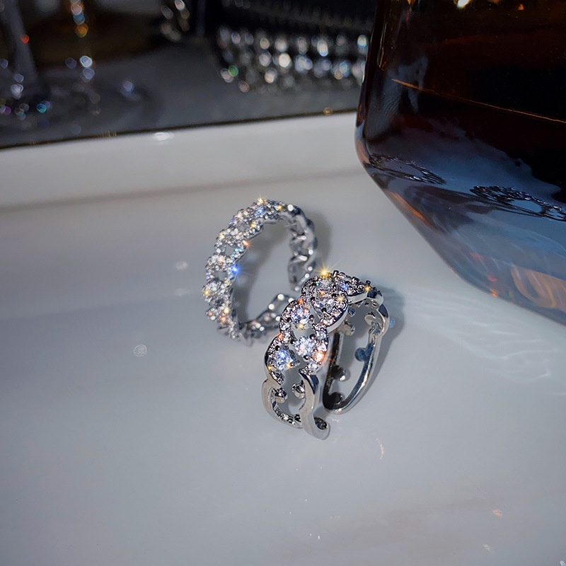 Nhẫn đính đá zircon thời trang sành điệu
