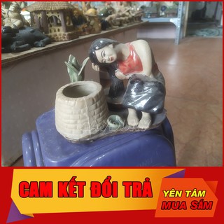 Tượng thiếu nữ gội đầu bên giếng gốm sứ Bát Tràng làm trang trí tiểu cảnh, trang trí bể cá