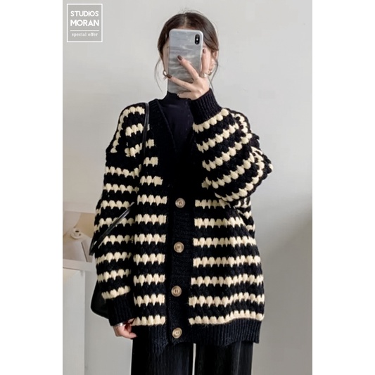 Áo khoác len cardigan MORAN phối 2 màu đen trắng họa tiết cổ điển sang trọng form rộng dài