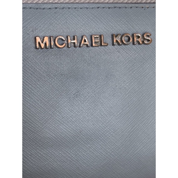 Ví chuẩn si. Ví có lỗi sờn màu  xíu và kim loại hơi gỉ. Khách vui lòng xem kỹ hình. khg áp dụng hoàn hàng cho sp này nhé