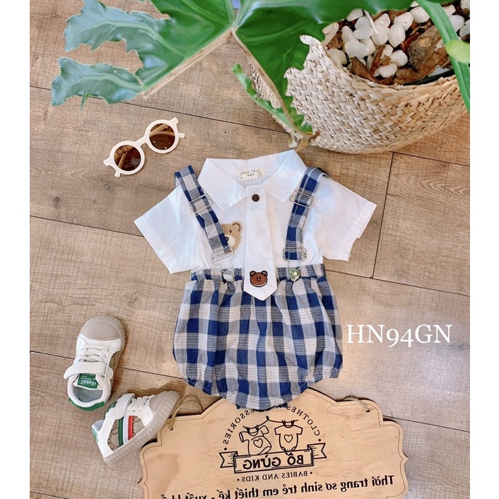 Bộ áo sơ mi trắng kèm yếm