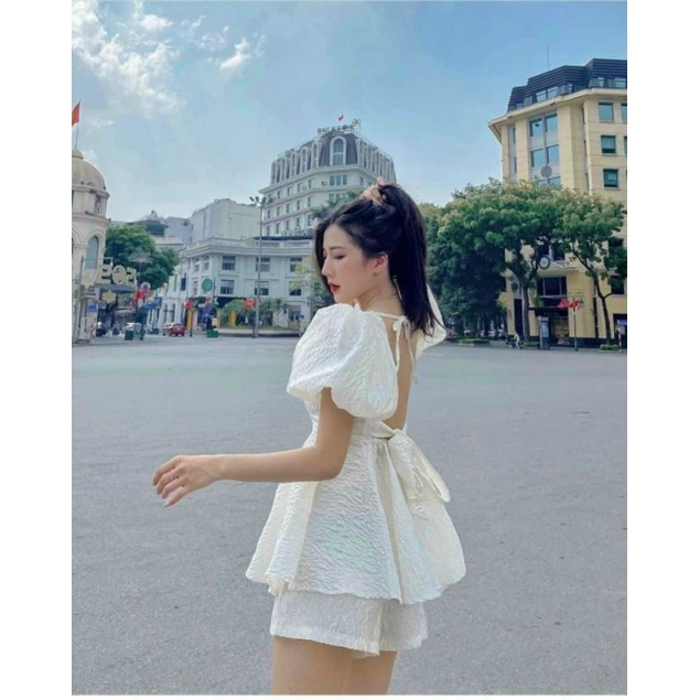 Áo sơ mi trắng cổ vuông thắt nơ lưng tiểu thư kèm quần short siêu xinh
