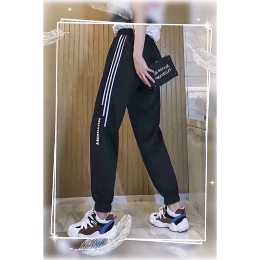 Quần thể thao Jogger nữ chất gió 1 lớp 3 sọc thu đông co giãn bo gấu cao cấp - Quần bom baggy in chữ có túi