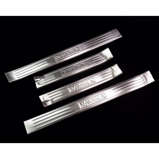 Ốp bậc trong xe Navara mẫu inox đời 2016 2017 2018 2019