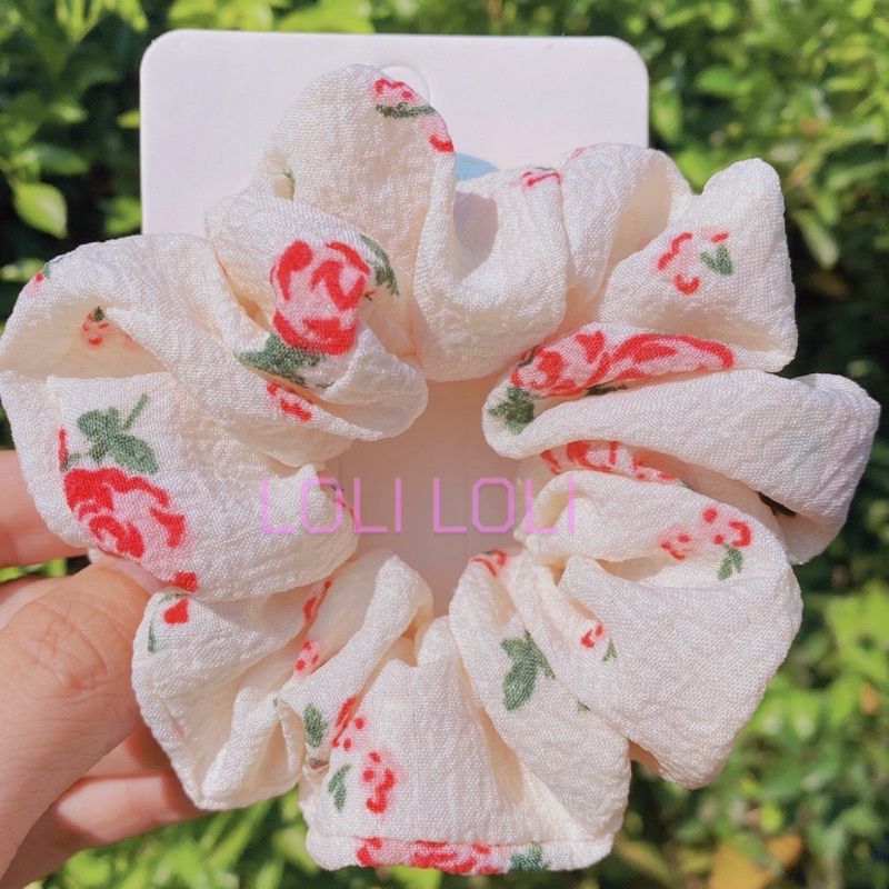 Scrunchies buộc tóc thiết kế hoa nhí nền kem Loli. Cột tóc hoa cổ điển dễ thương