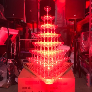 Tháp ly xếp đám cưới