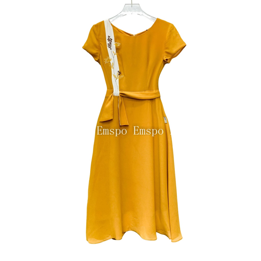 Đầm cổ tròn, dáng xòe, hoa thêu dọc thân phải Emspo DS3231