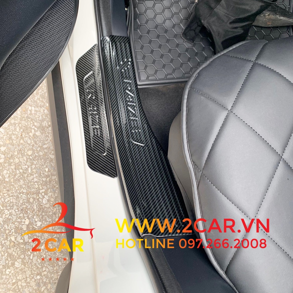 Ốp Bậc Cửa , Nẹp Bước Chân Trong , Ngoài Cho Xe Toyota Raize 2021 - 2022 Vân Carbon Cao Cấp, Loại không chữ nổi