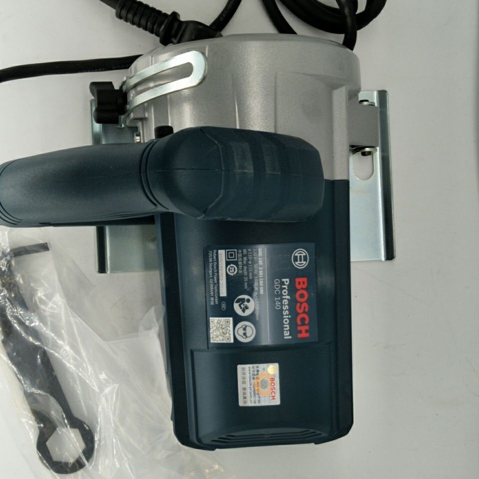 Máy cắt gạch Bosch GDC 140