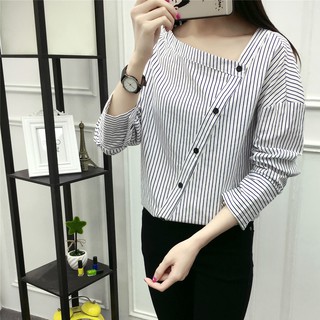 Áo sơ mi kiểu kẻ sọc trẻ trung.