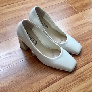 Boot đen và Cao gót cream