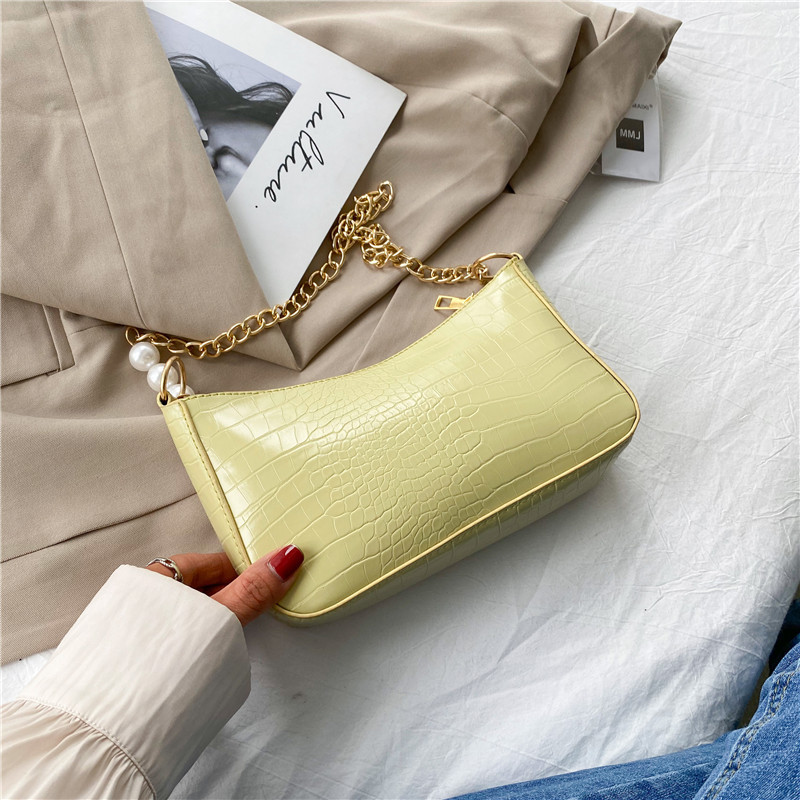 Túi đeo vai với quai xách đính ngọc trai phong cách xuân hè 2021 nữ tính