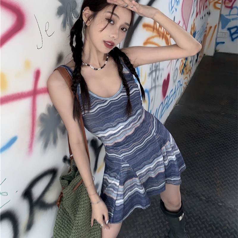 Đầm Không Tay Chiết Eo Họa Tiết Kẻ Sọc Phong Cách Quyến Rũ