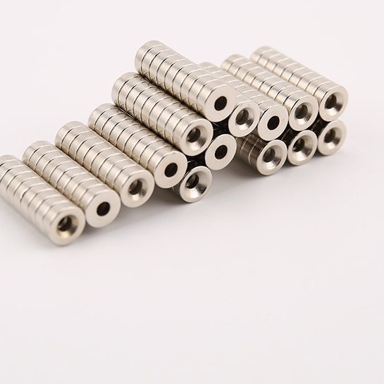 Nam châm tròn 8x3/5 lỗ tròn 3mm đường kính 8mm có khoét lỗ