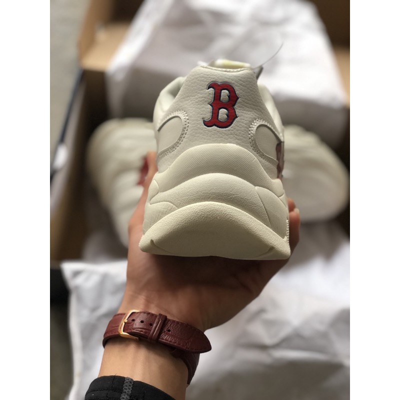 Giày thể thao sneaker in chữ đỏ