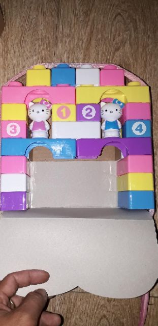 Một bộ giỏ ráp hình đa năng bằng nhựa kèm 2 chú mèo Kitty