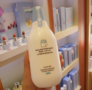 Sữa dưỡng thể trắng da có hương thơm Milk Soothing Moist Body Lotion nội địa 300ml