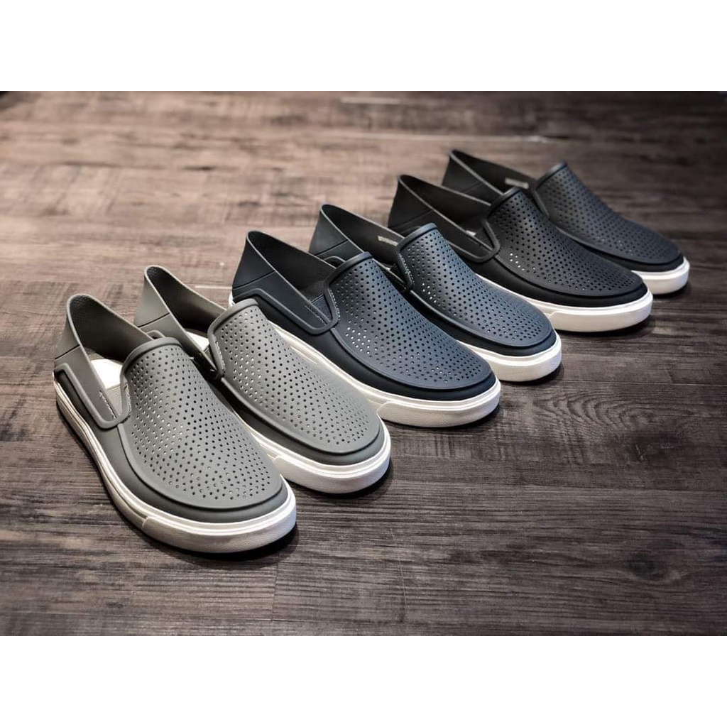 Giày Cross slip on dành cho Nam, phù hợp với mọi thời tiết.