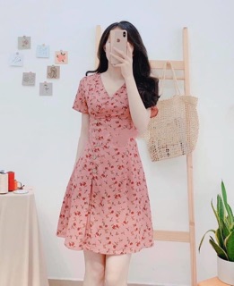 VÁY HOA HỒNG ĐẤT CỔ V KHUY GỖ LỆCH