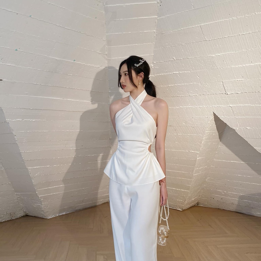 Áo croptop trắng cổ yếm hở lưng