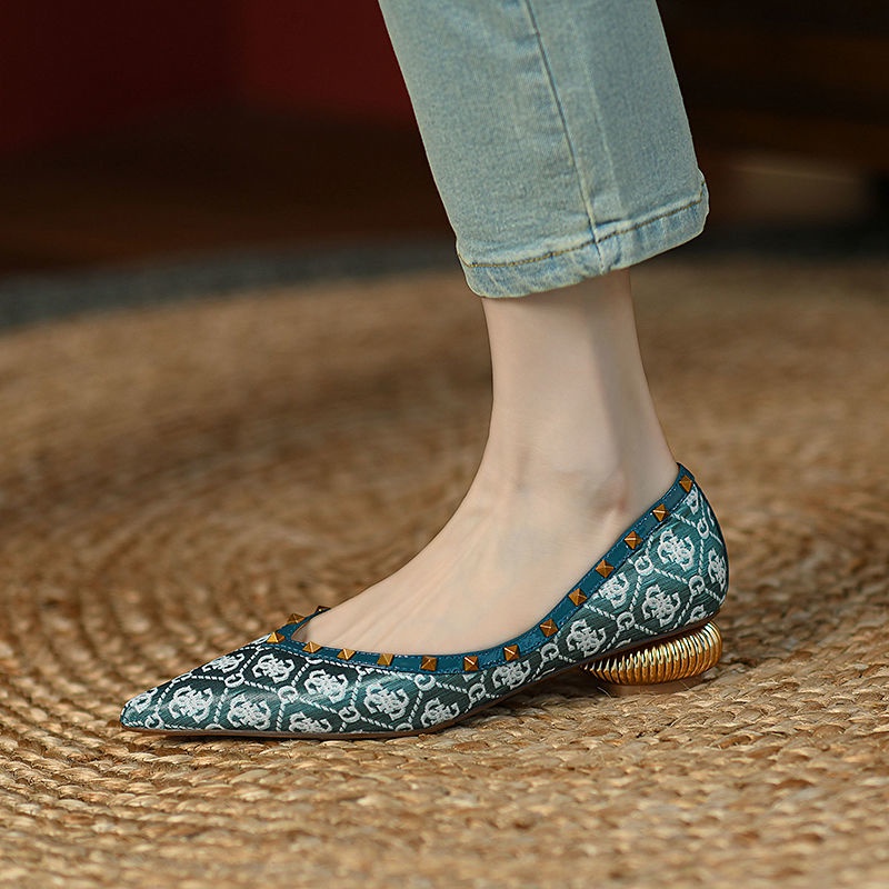Giày Da Nữ Đế Thấp Mũi Nhọn Đính Đinh Tán Phong Cách Pháp Cổ Điển Size 35-40 (2 Kiểu)