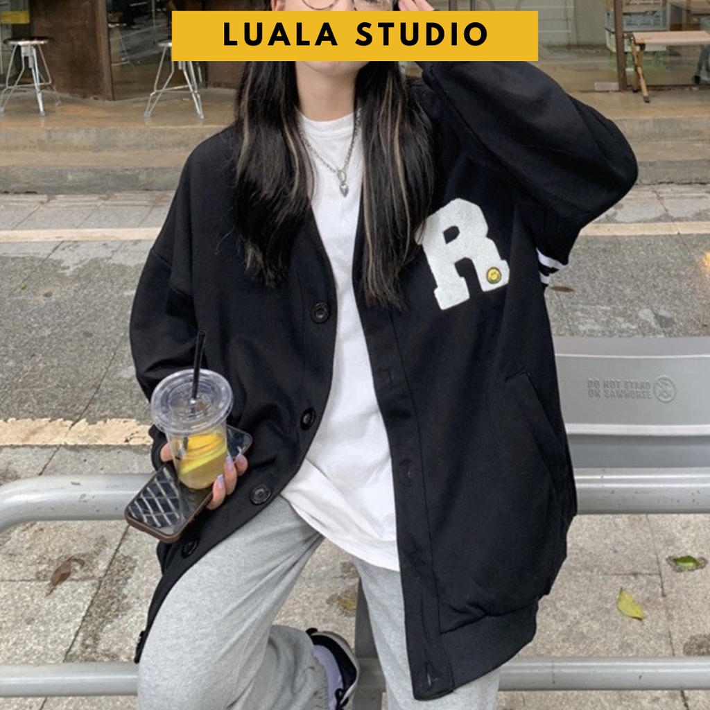Áo khoác nỉ, không cổ, cài nút Luala kiểu rộng hoạ tiết chữ R chất liệu nỉ dày màu đen phong cách Hàn Quốc Freesize
