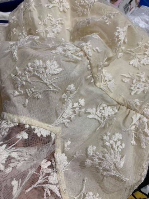 Áo 2 dây ren thêu nổi - authentic