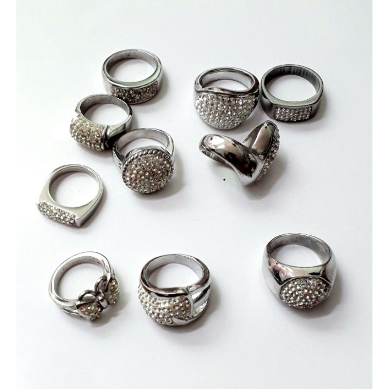 Một chiếc nhẫn bằng inox có mặt đính đá rất đẹp
