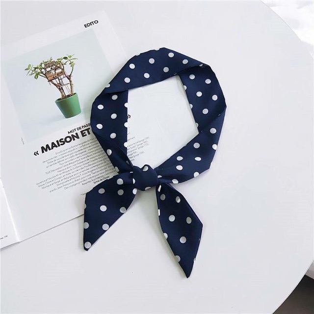 Khăn dài chấm bi.