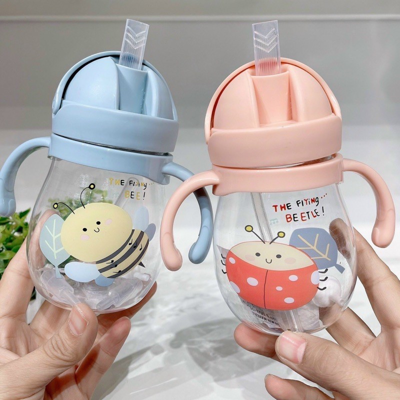 Bình tập uống nước họa tiết con ong và hươu có tay cầm