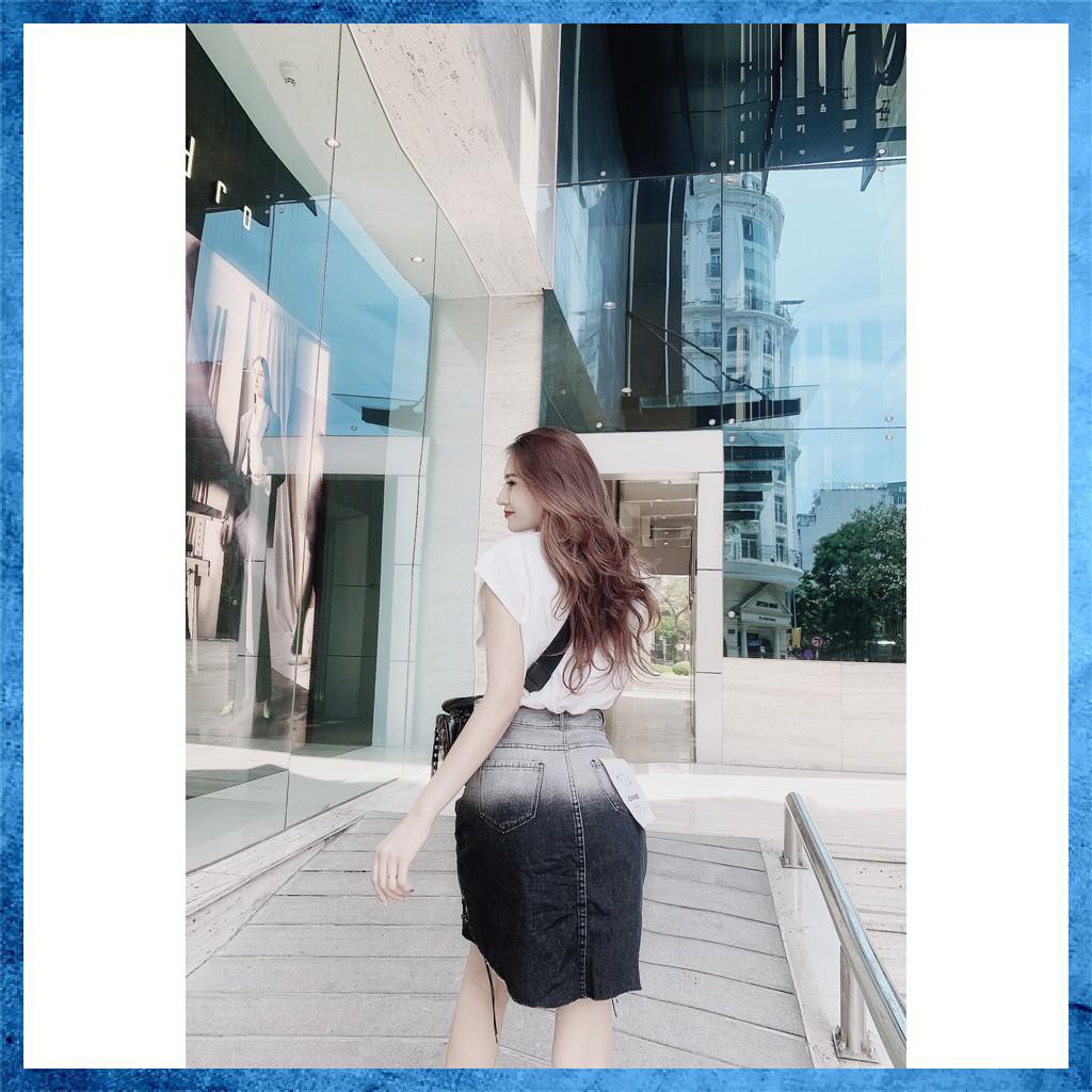 Chân váy denim ngắn, cạp cao loang màu túi chéo, gấu đan dây. Mã V9135