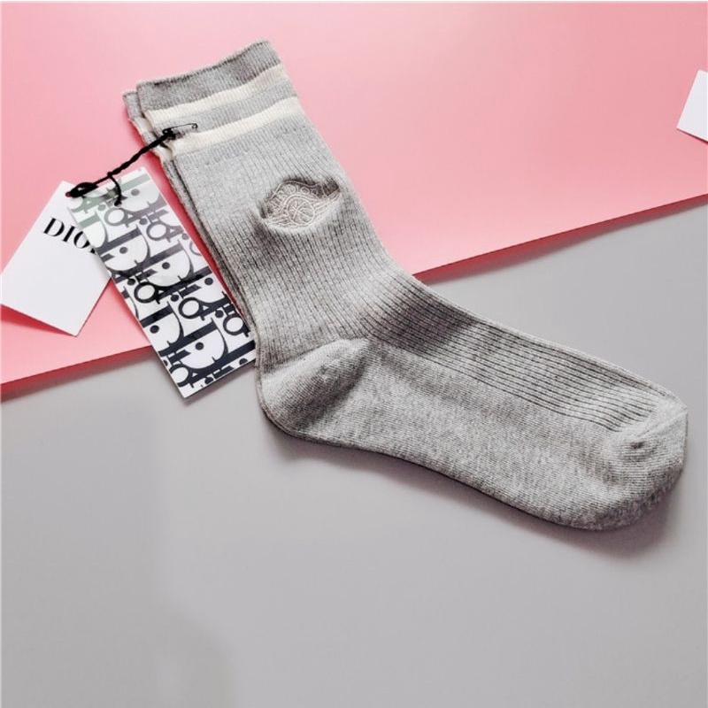 Vớ thêu hoạ tiết Dior thời trang