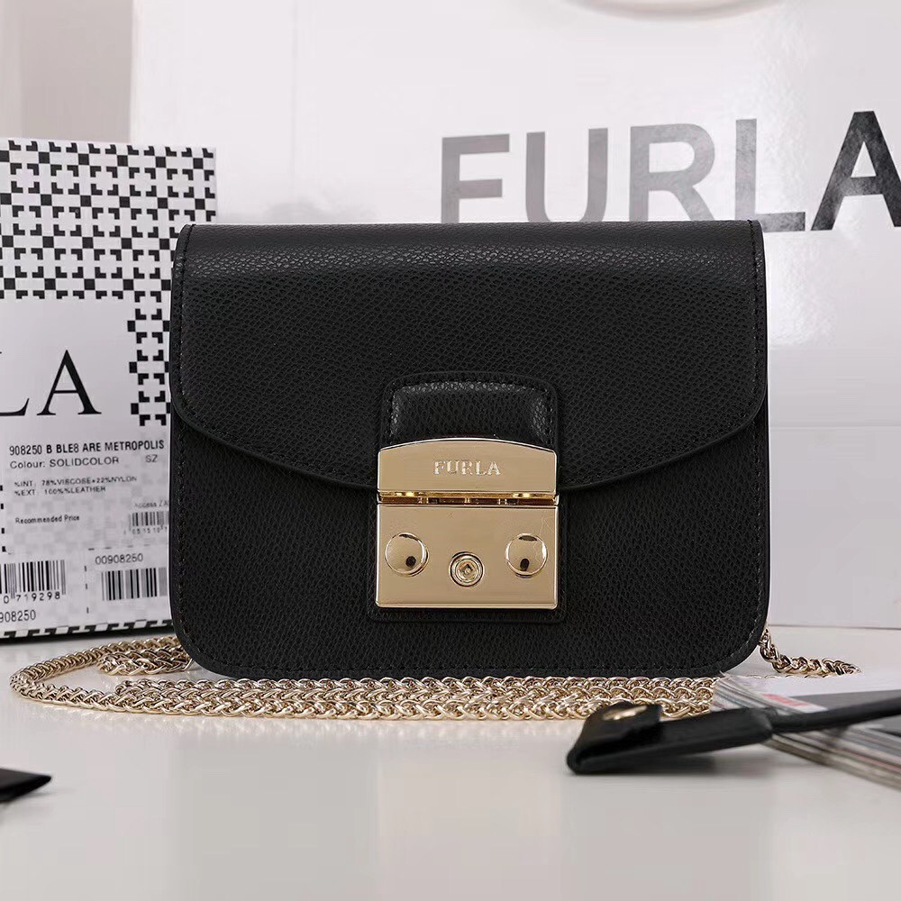 Túi đeo chéo nữ FURLA METROPOLIS  chi tiết chuẩn, từ đường keo mũi chỉ đến logo khắc đều sắc nét. Size 17cm