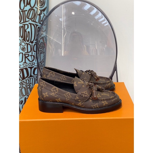 Giày lười Louis Vuitton thiết kế đơn giản được trang trí bằng chuông tua rua phía trước cực xinh.