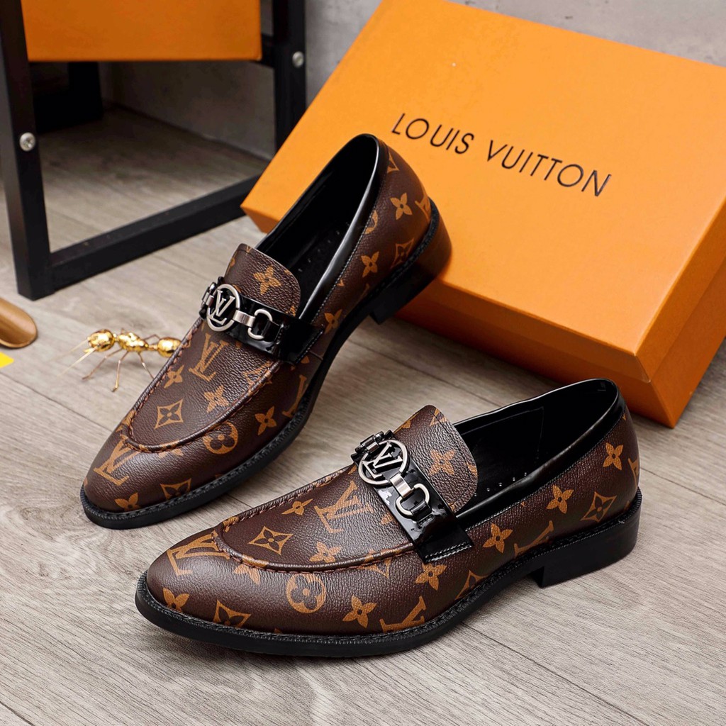 Giày lười mũi nhọn nam da thật Louis Vuitton LV thiết kế họa tiết thương hiệu kinh điển mang đến vẻ cao cấp, sang trọng