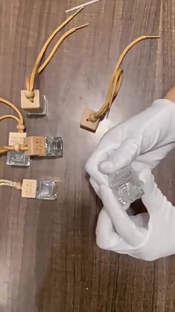 Lọ đựng tinh dầu treo xe ô tô, sỉ lọ vuông đựng tinh dầu treo xe LV1 | BigBuy360 - bigbuy360.vn