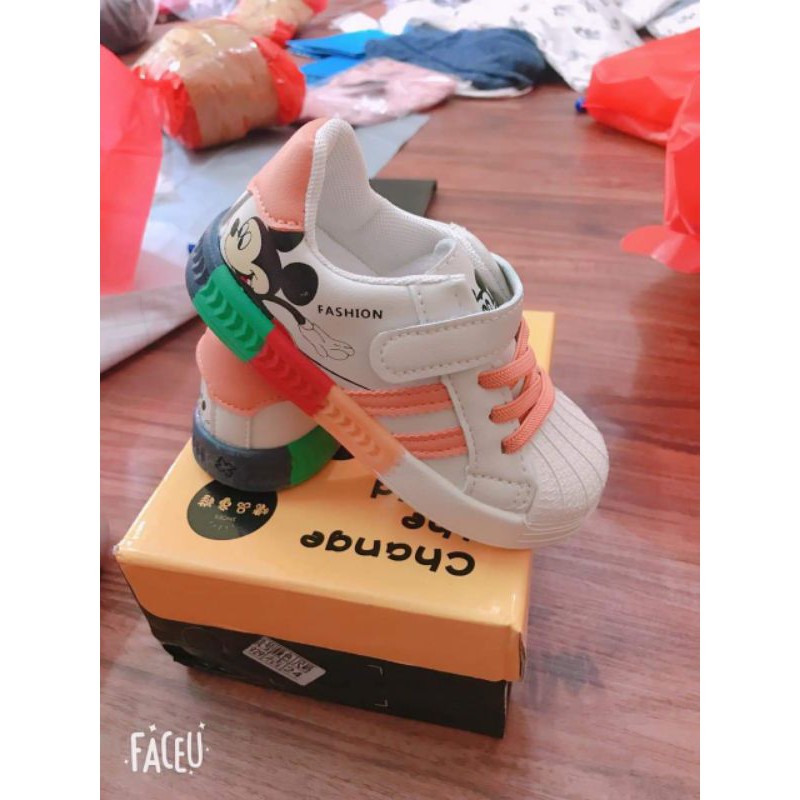 Giày Mickey vẩy sơn cho bé