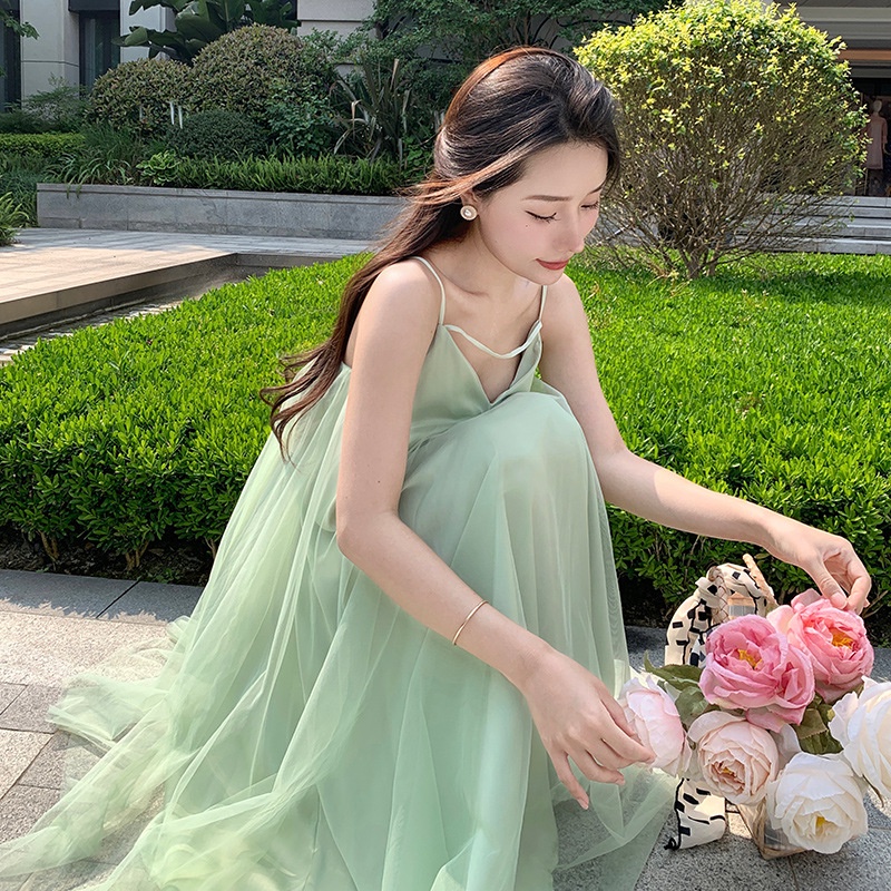 Đầm hai dây IELGY cổ chữ v dáng rộng màu xanh lá thời trang cho nữ