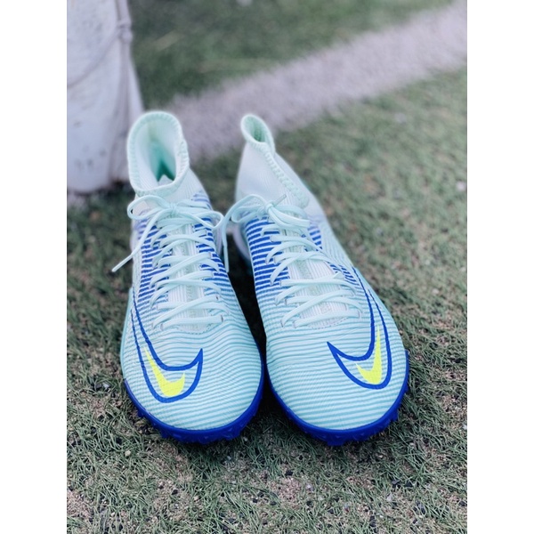Giày đá bóng chuyên sân cỏ nhân tạo superfly8 cổ cao màu xanh trắng đế TF