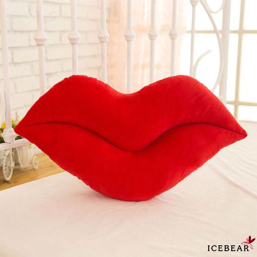Áo gối vuông in hình đôi môi độc đáo cho trang trí