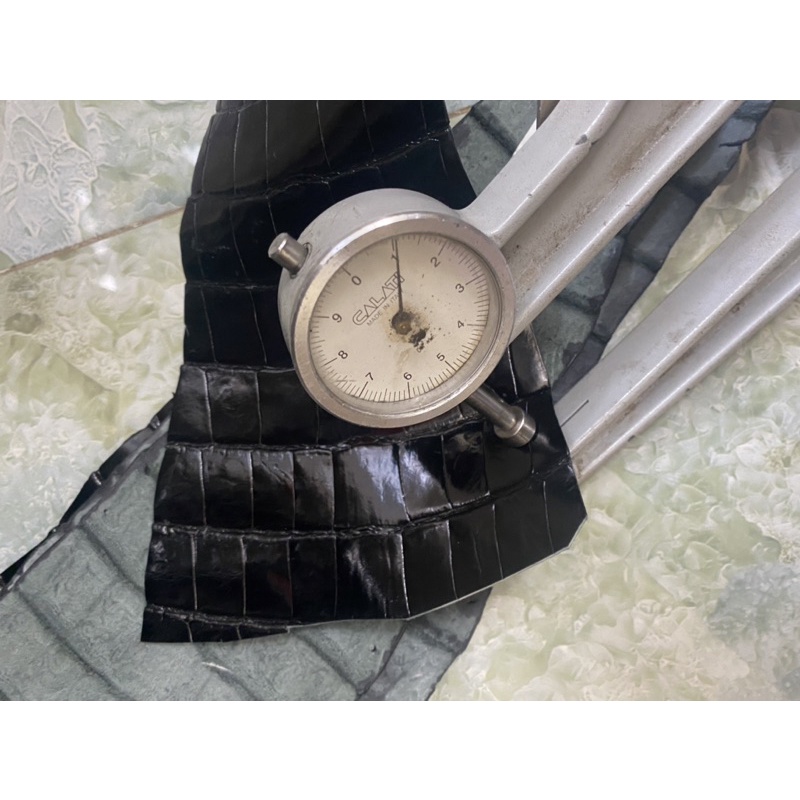 Da cá sấu đen bóng