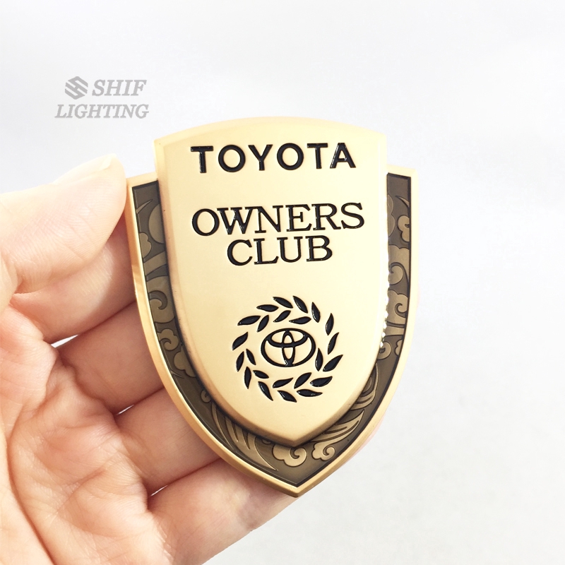 1 logo trang trí xe oto bằng kim loại vàng hình chữ TOYOTA OWNERS CLUB