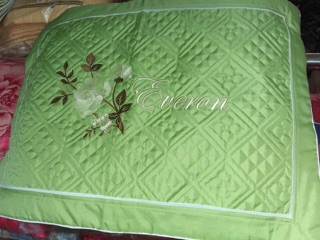 Vỏ gối satin thêu hoa