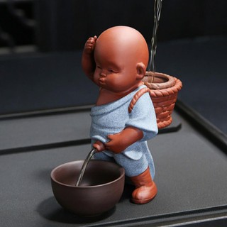 Tượng chú tiểu đứng tè Cỡ Trung- Tượng gốm tử sa- Tượng bàn trà