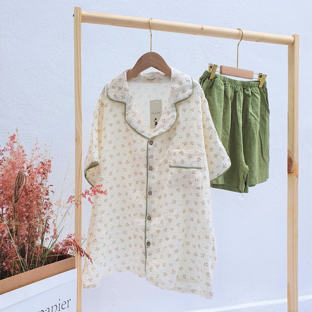 Pyjama áo hoa nâu nhạt phối quần xanh matcha